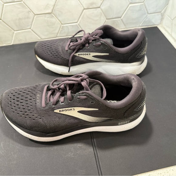 Brooks Ghost 16 Size 9.5 Woman’s Black & White Cushioned Running Walking - Picture 4 of 7